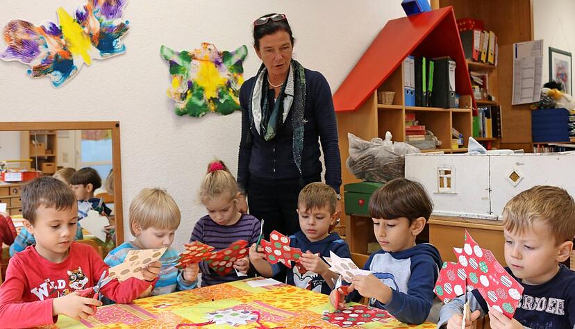 Fleißige Sternenbastler im Kindergarten Theresienstraße, unterstützt von Leiterin Maria Menstell-Göbel: (von links) Luca, Silvio, Melissa, Yigit, Samir und Niklas.