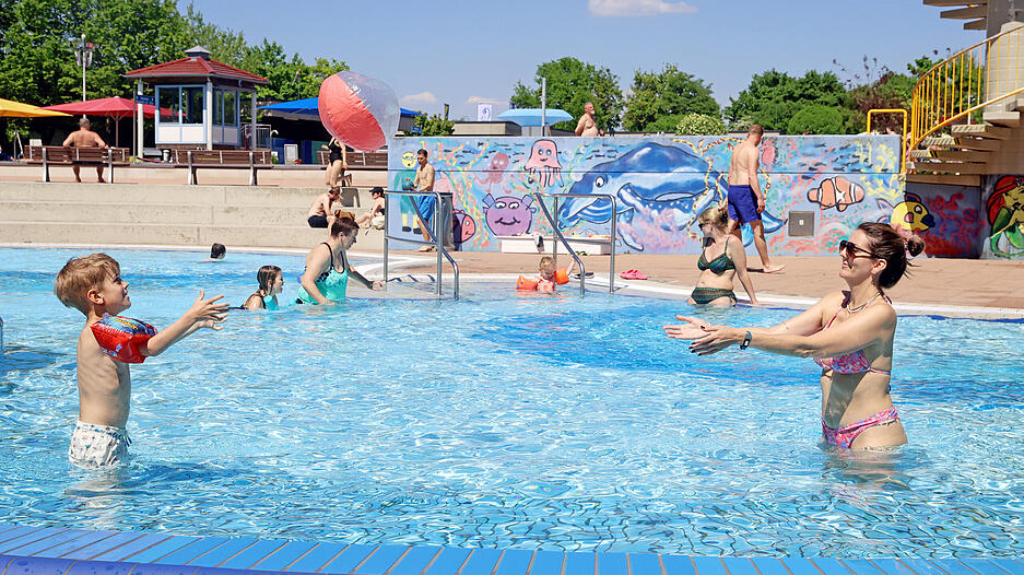 Spiel und Spaß bei bestem Sommerwetter: Das gab's zum Saisonauftakt im Solefreibad Bad Friedrichshall.