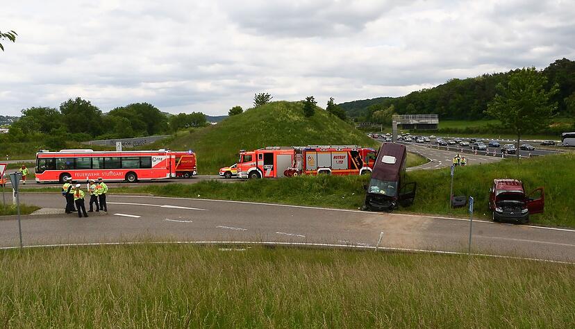 Zwei besch&auml;digte Autos sind nach einer Kollision auf der A8 bei Leonberg zu sehen.