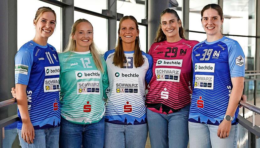 Die neue Jako-Arbeitskleidung der Sport-Union  Neckarsulm kommt zu Hause wie in der Fremde mit hellblauen Elementen daher. Statt Lidl oder Kaufland zieren zukünftig das Logo der gesamten Schwarz-Gruppe sowie eine Stadt-Silhouette die Vorderseite der Trikots. Annefleur Bruggeman, Torhüterin Johanna Fossum, Munia Smits (im Auswärtsdress), Torhüterin Lena Ivancok und Merle Albers (von links) gaben zur Präsentation die Mannequins.