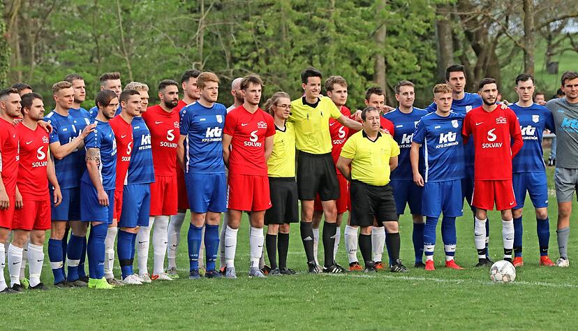 Bei Aktionen wie in Botenheim hoffen die Schiris, hier (Mitte v. l.) Alexander Tuzcuoglu, Lorenz Gleißner und Antonio Garcia Morales, Neulinge zu gewinnen.
Foto: Bertok