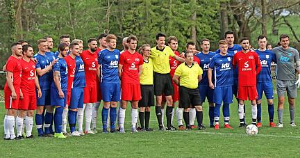 Bei Aktionen wie in Botenheim hoffen die Schiris, hier (Mitte v. l.) Alexander Tuzcuoglu, Lorenz Gleißner und Antonio Garcia Morales, Neulinge zu gewinnen.
Foto: Bertok Bei Aktionen wie in Botenheim hoffen die Schiris, hier (Mitte v. l.) Alexander Tuzcuoglu, Lorenz Gleißner und Antonio Garcia Morales, Neulinge zu gewinnen.
Foto: Bertok