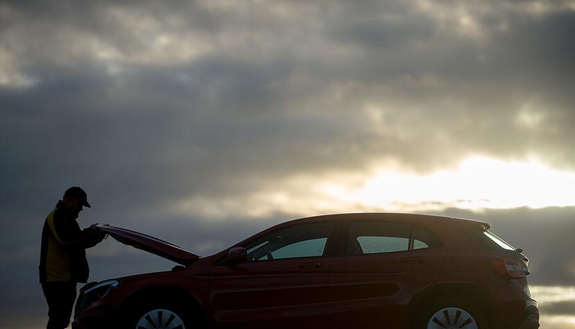 Was ist denn nur los mit Dir? Springt der Wagen nicht an, liegt es oft an einer schlappen Starterbatterie.