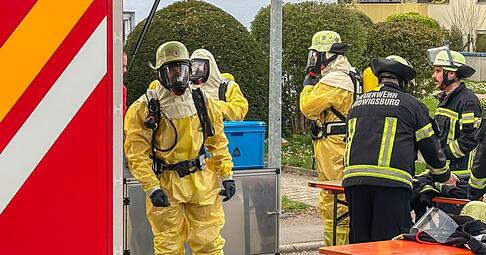 Einsatzkräfte der Feuerwehr in Schutzanzügen sind in einem Wohngebiet im Einsatz. Statt der gesuchten Ostereier finden zwei Männer im Garten eine Flasche mit der Aufschrift "Polonium 210". Einsatzkräfte der Feuerwehr in Schutzanzügen sind in einem Wohngebiet im Einsatz. Statt der gesuchten Ostereier finden zwei Männer im Garten eine Flasche mit der Aufschrift "Polonium 210".