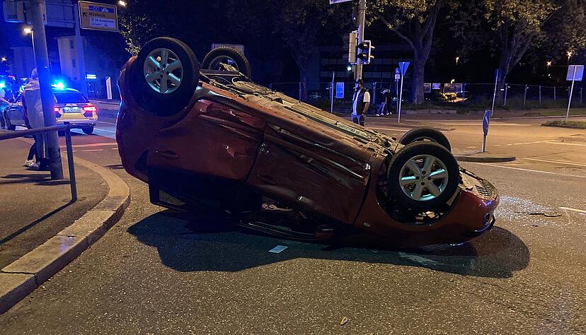 Nissan auf der B293 in B&ouml;ckingen. Foto: Adrian Hoffmann