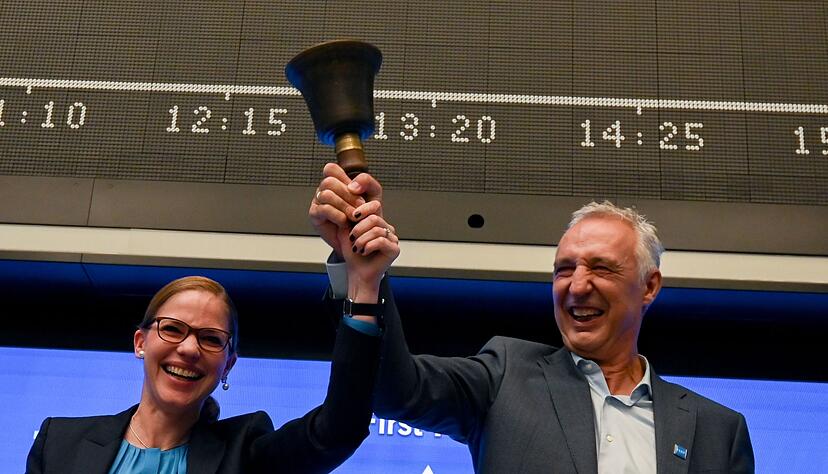 Schott-Pharma-Chef Andreas Reisse und Finanzvorständin Almuth Steinkühler läuten in Frankfurt die Börsenglocke. Schott-Pharma-Chef Andreas Reisse und Finanzvorständin Almuth Steinkühler läuten in Frankfurt die Börsenglocke.