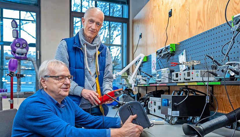 Klaus-Peter Hubing (rechts) und Helmut Drauz sind schon seit vielen Jahren beim Heilbronner Reparier Caf&eacute; dabei, Hubing sogar seit der Gr&uuml;ndung. 
Foto: Christiana Kunz