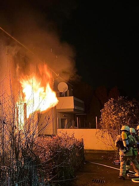 Die Flammen schlugen aus dem Fenster.