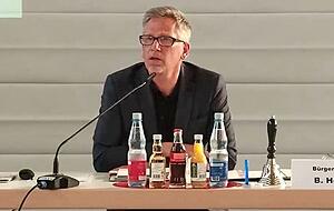 "Wir wollen diese Windräder nicht!": Bürgermeister Bernd Herzog gab bei der jüngsten Gemeinderatssitzung erneut seiner Ablehnung Ausdruck. Screenshot: Nick "Wir wollen diese Windräder nicht!": Bürgermeister Bernd Herzog gab bei der jüngsten Gemeinderatssitzung erneut seiner Ablehnung Ausdruck. Screenshot: Nick