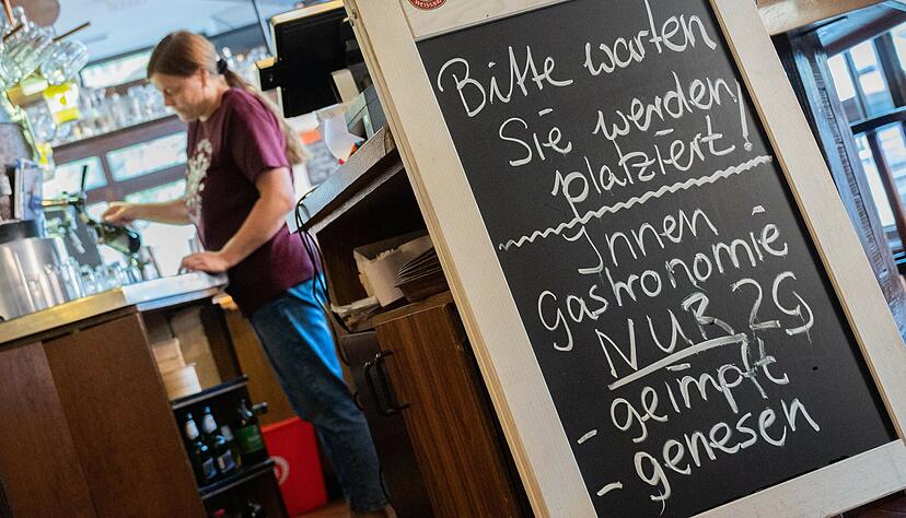 Tritt die Corona-Alarmstufe in Kraft, dann haben Ungeimpfte keinen Zutritt mehr in viele Bereiche des öffentlichen Lebens. Foto: dpa Tritt die Corona-Alarmstufe in Kraft, dann haben Ungeimpfte keinen Zutritt mehr in viele Bereiche des öffentlichen Lebens. Foto: dpa