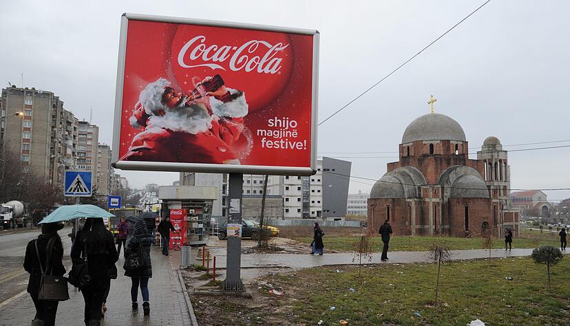 Der Weihnachtsmann von Coca-Cola hat sein Bild weltweit gepr&auml;gt. Das Foto zeigt eine Werbung in Pristina, Hauptstadt des Kosovo. (Archivbild)
