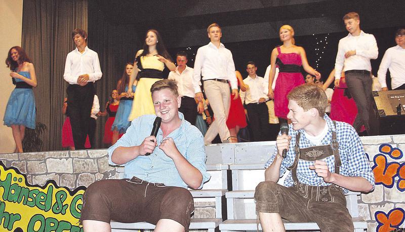 Zum Abschluss wird das Tanzbein auf der B&uuml;hne geschwungen: Maximilian Wassmer (links) und Fabio Roth heizten mit "I sing a Liad f&uuml;r di" ein.