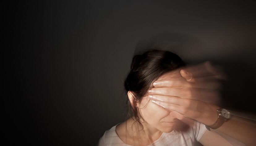 Verwirrtheit, Sehstörungen, Missempfindungen oder unkontrollierte Bewegungen: Die Anzeichen eines fokalen epileptischen Anfalls können vielfältig sein.