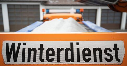 Ein Fahrzeug des Winterdienstes ist in Brand geraten.(Illustration)