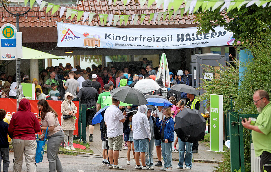 Am Nachmittag traten mehrere Bands auf. Am Nachmittag traten mehrere Bands auf.
