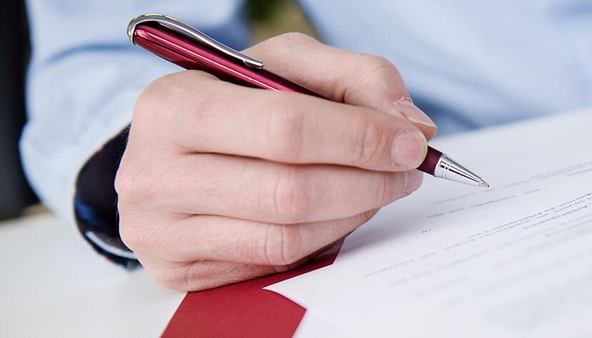 Bei einem Änderungsvertrag beendet der Arbeitgeber mittels einseitiger Erklärung das Arbeitsverhältnis und bietet gleichzeitig an, es mit zu veränderten Bedingungen fortzusetzen.