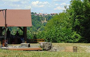 Grillplatz mit Schutzhütte und die seit 2010 erstmals geschlagene Schneise mit Blick auf Garnberg.