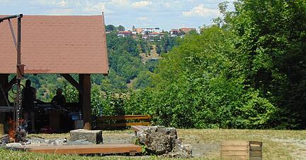 Grillplatz mit Schutzhütte und die seit 2010 erstmals geschlagene Schneise mit Blick auf Garnberg.