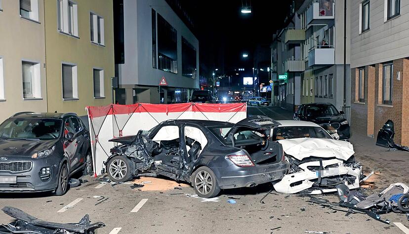 Der Fahrer des weißen BMW soll mit rund 100 Stundenkilometern in der Wollhausstraße in den Mercedes geknallt sein, der sich um mehr als 180 Grad drehte.
Archiv/Seidel Der Fahrer des weißen BMW soll mit rund 100 Stundenkilometern in der Wollhausstraße in den Mercedes geknallt sein, der sich um mehr als 180 Grad drehte.
Archiv/Seidel