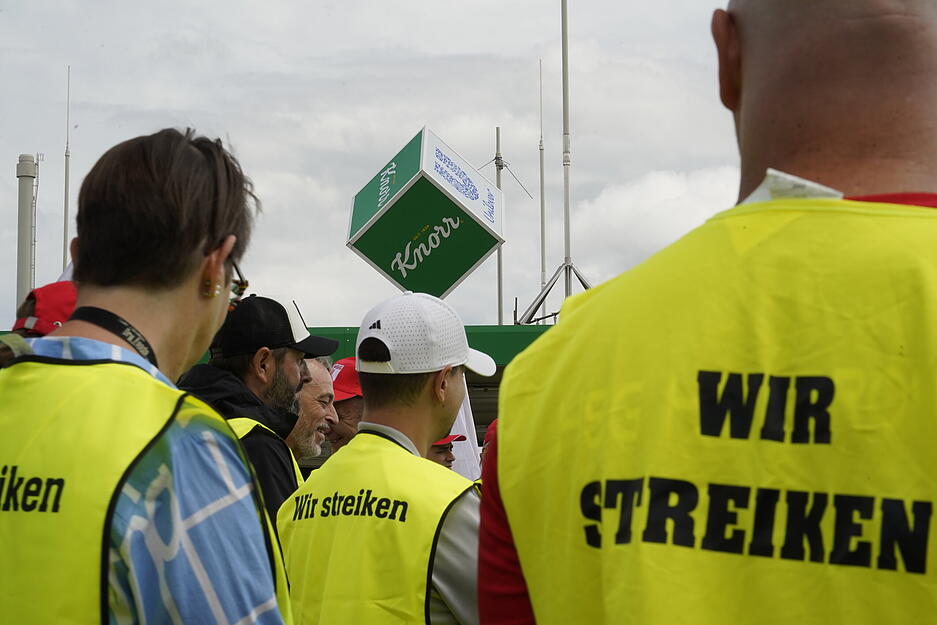 Knorr-Mitarbeiter haben sich am Montag zum Warnstreik versammelt. Knorr-Mitarbeiter haben sich am Montag zum Warnstreik versammelt.