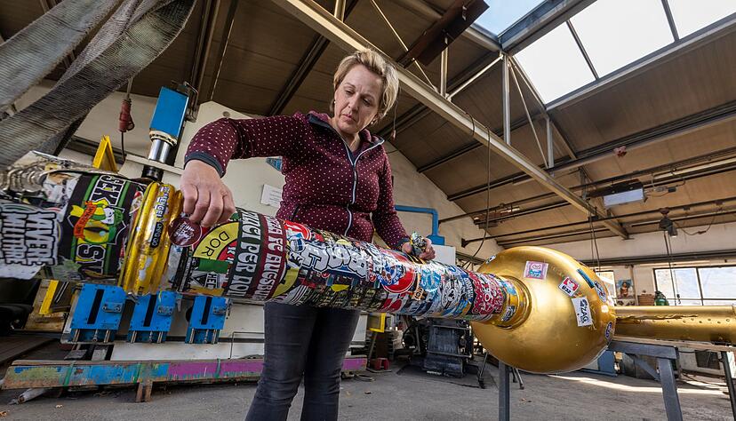 Hunderte Sticker klebten auf dem Gipfelkreuz. (Archivbild) Hunderte Sticker klebten auf dem Gipfelkreuz. (Archivbild)