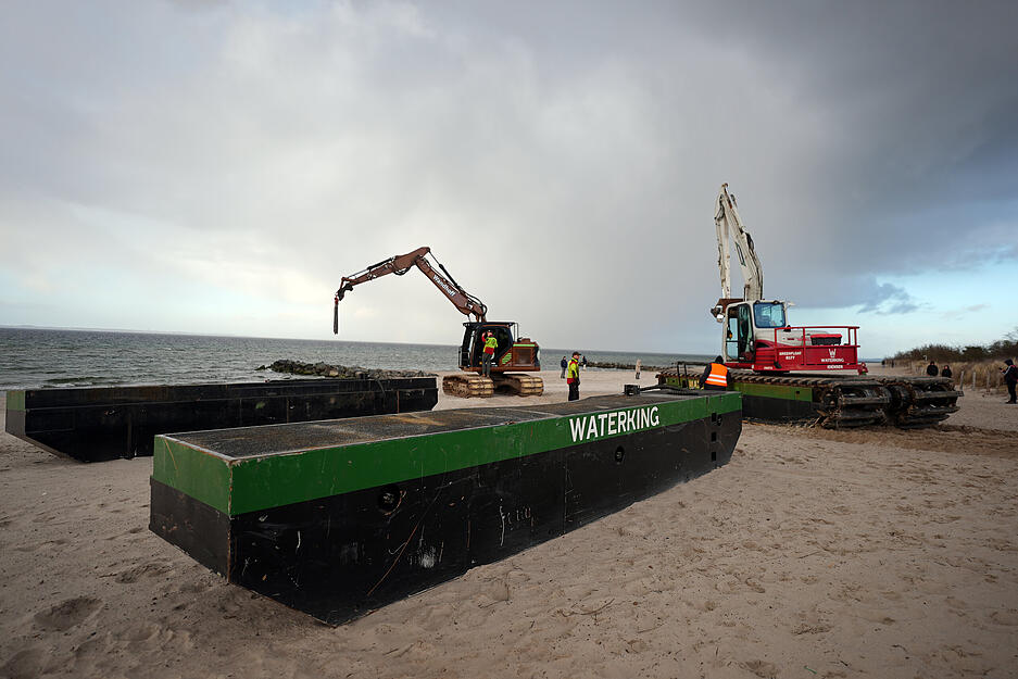 Am Donnerstag wird versucht, Sand wegzuschaffen, sodass es der Wal wieder ins tiefere Wasser schaffen k&ouml;nnte.