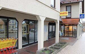 Die Einkaufswagen stehen zwar bereit, aber drinnen sind die Regale des Nahkaufs ausgeräumt. Die Suche nach einem Nachfolger dauert an. Die Bäckerei-Filiale in der Öhringer Straße besteht jedoch weiterhin.
Fotos: Sabine Friedrich