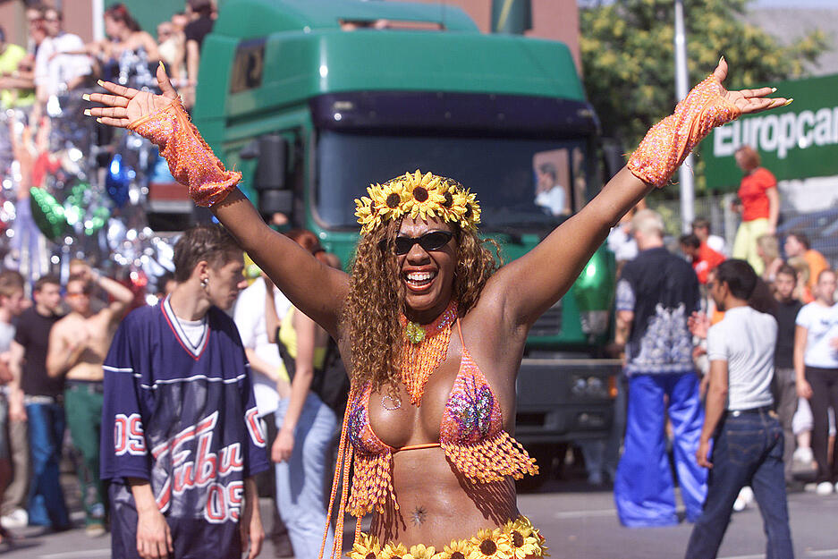 Heiß sind nicht nur die Temperaturen: Schillernde Bikini-Tops, aufgenähte Sonnenblumen ausgefallene Outfits und viel Haut sind angesagt.