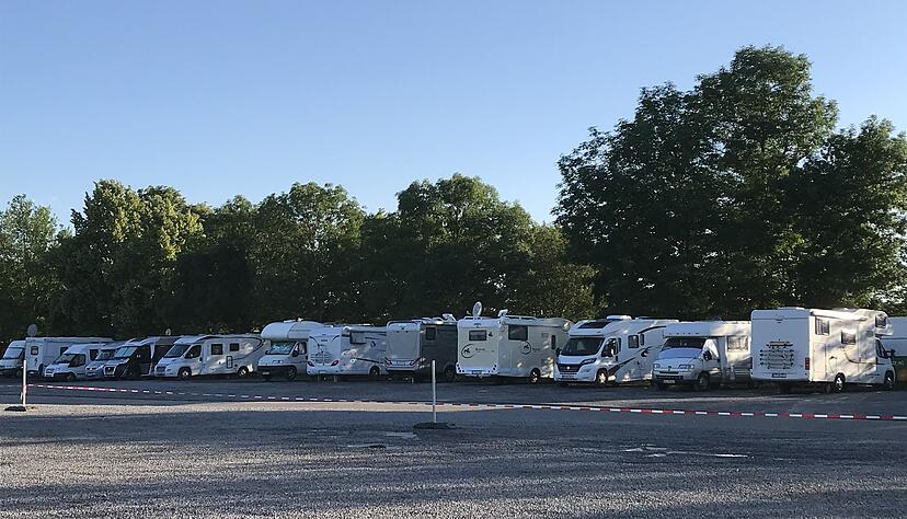 Gut und gerne 20 Camper stehen am Mittwochabend auf der Theresienwiese. Foto: Wieland