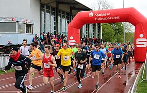 Mit rund 1550 Teilnehmern wurde der 28. Öhringer Stadtlauf wieder hervorragend angenommen. Das Bild zeigt den Start über fünf Kilometer.
Fotos: Armin Rößler Mit rund 1550 Teilnehmern wurde der 28. Öhringer Stadtlauf wieder hervorragend angenommen. Das Bild zeigt den Start über fünf Kilometer.
Fotos: Armin Rößler