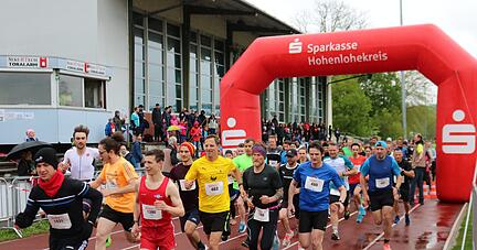 Mit rund 1550 Teilnehmern wurde der 28. Öhringer Stadtlauf wieder hervorragend angenommen. Das Bild zeigt den Start über fünf Kilometer.
Fotos: Armin Rößler Mit rund 1550 Teilnehmern wurde der 28. Öhringer Stadtlauf wieder hervorragend angenommen. Das Bild zeigt den Start über fünf Kilometer.
Fotos: Armin Rößler