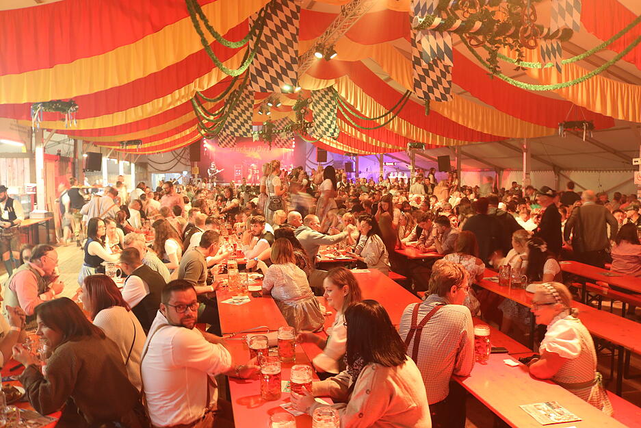 Der Sonntag startet mit einem Weißwurstfrühstück und Blasmusik von den Fröhlichen Dorfmusikanten aus Ballenberg (Neckar-Odenwald-Kreis).
