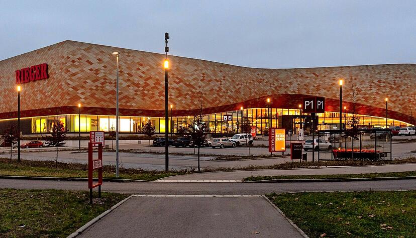 Um Energie zu sparen, schließen viele Möbelhäuser am Grünen Montag. Regionale Häuser wie Möbel Rieger bevorzugen andere Einsparmöglichkeiten.
Foto: Mario Berger Um Energie zu sparen, schließen viele Möbelhäuser am Grünen Montag. Regionale Häuser wie Möbel Rieger bevorzugen andere Einsparmöglichkeiten.
Foto: Mario Berger