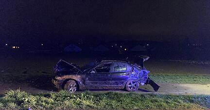 Der BMW überschlug sich und landete in einem Acker.
