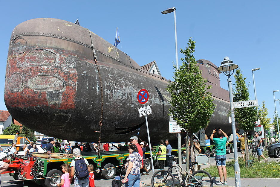 Mit dem Bug voraus fährt U17 in Siegelsbach ein. Drei Stunden steht das Boot anschließend im Ortskern.