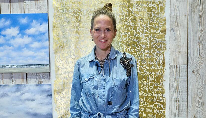 Ob auf Goldpapier, Porzellantellern, Schiffcontainern, nackte Haut oder Weihnachtskugel - Platz beschriftet alles, was sie gut findet. Ob auf Goldpapier, Porzellantellern, Schiffcontainern, nackte Haut oder Weihnachtskugel - Platz beschriftet alles, was sie gut findet.