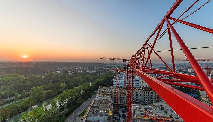 Peter Schiefer, der Wolffkran 2005 von MAN übernahm, hat dem Heilbronner Traditionsbetrieb neue Horizonte eröffnet. Inzwischen ist die Firma weltweit aktiv, den Sitz der Holding hat Schiefer in die Schweiz verlagert.
Foto: Wolffkran Peter Schiefer, der Wolffkran 2005 von MAN übernahm, hat dem Heilbronner Traditionsbetrieb neue Horizonte eröffnet. Inzwischen ist die Firma weltweit aktiv, den Sitz der Holding hat Schiefer in die Schweiz verlagert.
Foto: Wolffkran