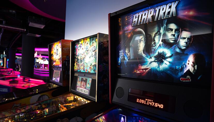 Ein paar Spielautomaten stehen in einer Reihe in der Spielhalle "Gamestate" am Potsdamer Platz.