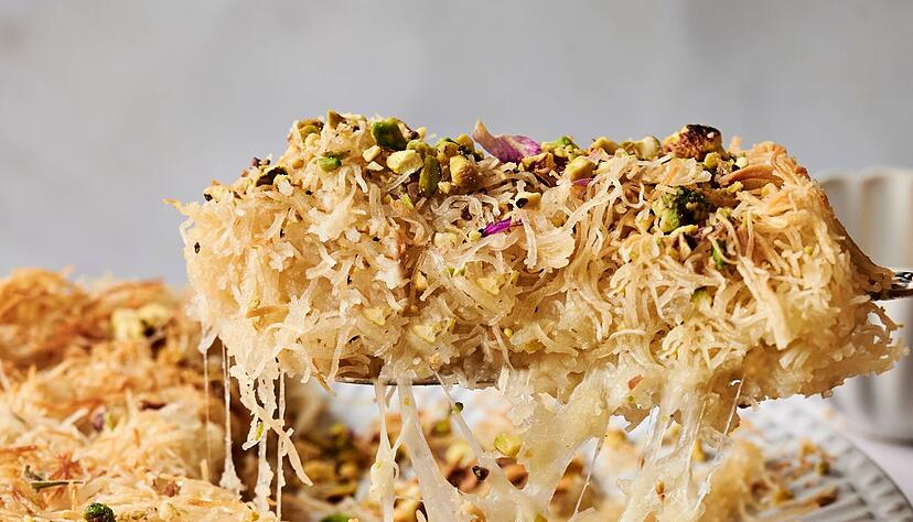 Goldbraun und knusprig kommt Shmaila Ullah Dahers Künefe aus dem Ofen, wird mit Zuckersirup übergossen, mit gehackten Pistazien bestreut und warm serviert. Goldbraun und knusprig kommt Shmaila Ullah Dahers Künefe aus dem Ofen, wird mit Zuckersirup übergossen, mit gehackten Pistazien bestreut und warm serviert.