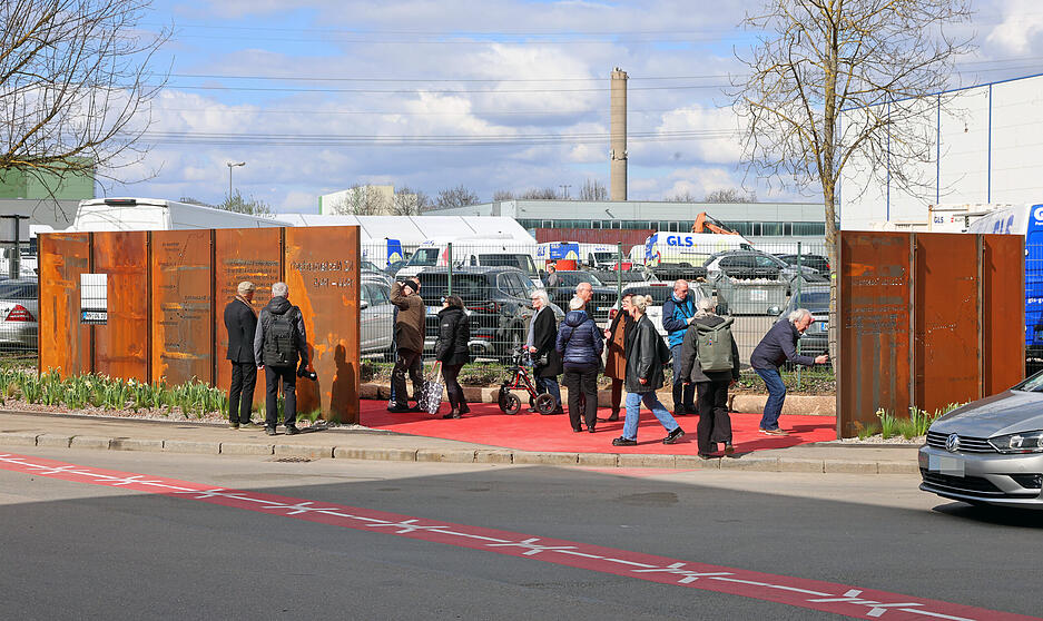 Einweihung eines Mahnmals zur Erinnerung an NS-Verbrechen in Neckargartach.