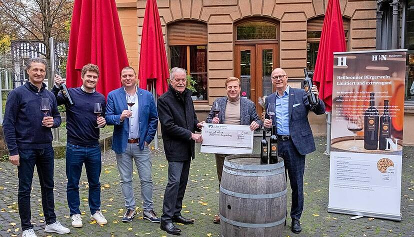 Ein Hoch auf den neuen Bürgerwein mit (von links) Björn Heinrich, Daniel Drautz, Tobias Zeller, Karl Schäuble, Nico Weinmann und Steffen Schoch.
Foto: Benjamin Weißer/HMG Ein Hoch auf den neuen Bürgerwein mit (von links) Björn Heinrich, Daniel Drautz, Tobias Zeller, Karl Schäuble, Nico Weinmann und Steffen Schoch.
Foto: Benjamin Weißer/HMG