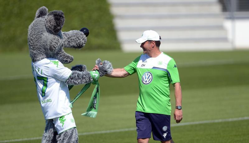 Das Maskottchen des VfL Wolfsburg Wölfi - wie sollte es sonst heißen - beim Handschlag mit Trainer Hecking. Foto: Peter Steffen