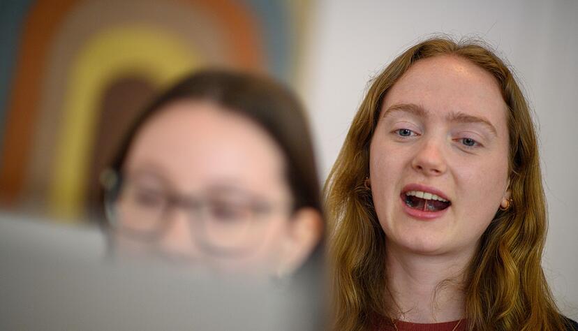 Logop&auml;din Selma Klee (r) demonstriert mithilfe eines Spiegels eine &Uuml;bung, bei der es um das Ansaugen der Zunge geht.