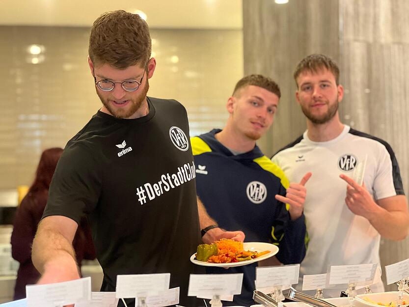 Die Laune der Spieler des VfR Heilbronn beim Mittagessen im Türkei-Trainingslager ist gut. Die Laune der Spieler des VfR Heilbronn beim Mittagessen im Türkei-Trainingslager ist gut.