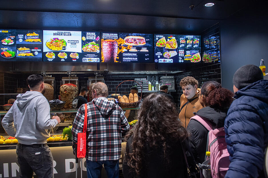 Neueröffnung in Heilbronn: Der Kebap-Laden „Original Berliner Döner“ zieht zahlreiche Besucher an. Neueröffnung in Heilbronn: Der Kebap-Laden „Original Berliner Döner“ zieht zahlreiche Besucher an.