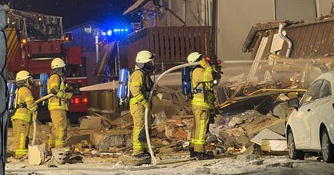 Feuerwehrleute arbeiten in Albstadt nach einer Explosion.