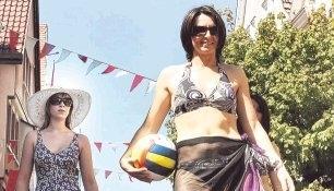 Es wird Sommer: Bei strahlend blauem Himmel und sommerlichen Temperaturen zeigten die Models Bademode. Manch männlichem Zuschauer wurde es ganz warm. Es wird Sommer: Bei strahlend blauem Himmel und sommerlichen Temperaturen zeigten die Models Bademode. Manch männlichem Zuschauer wurde es ganz warm.