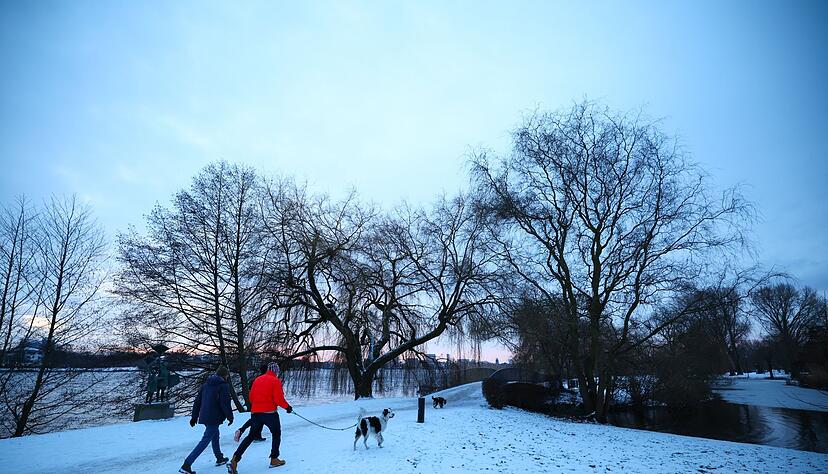 Auch in Hamburg hat es geschneit: Spaziergänger sind an der Außenalster unterwegs. Auch in Hamburg hat es geschneit: Spaziergänger sind an der Außenalster unterwegs.