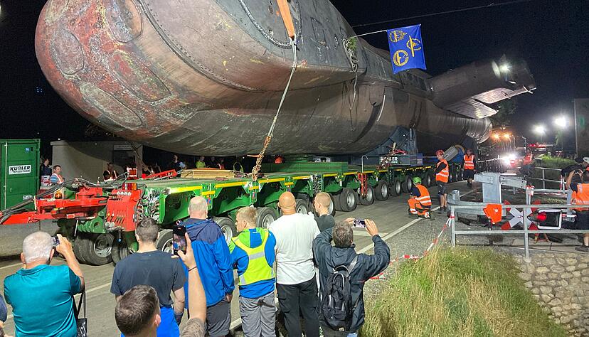 Geschafft: Kurz nach Mitternacht passiert U17 den Bahnübergang in Ittlingen.