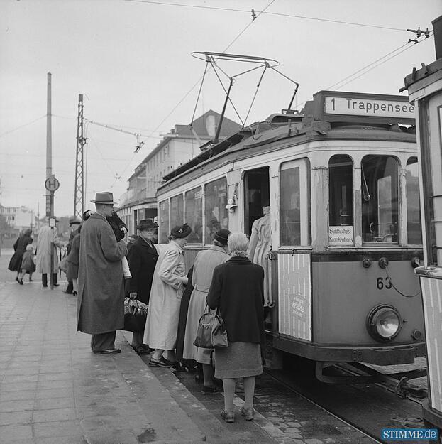 An der Haltestelle Allee dr&auml;ngen Fahrg&auml;ste in die Linie 1, die auch am J&auml;gerhaus-Krankenhaus h&auml;lt. 1936 wurde die Stra&szlig;enbahntrasse zum Trappensee er&ouml;ffnet.